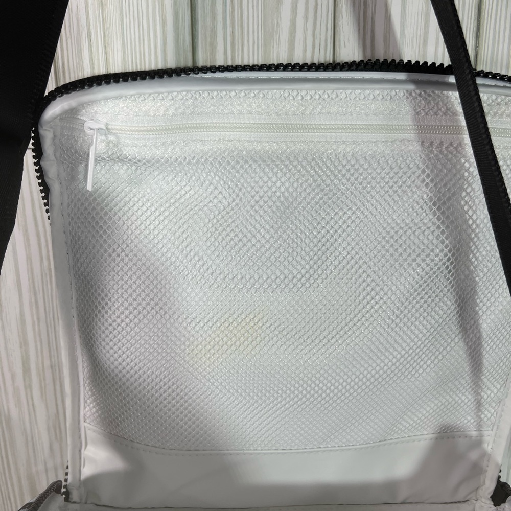 Vera Bradley "Plaza Medallion" Expandable Lunch Tote - Picture 7 of 8